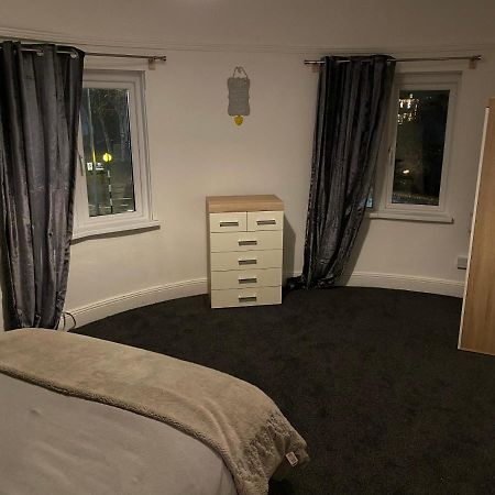 Spacious 2 Bed Apartment, Close To Village Shops Cardiff Buitenkant foto